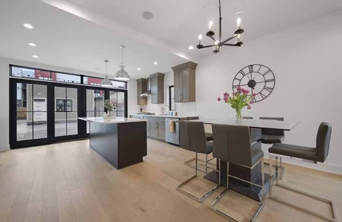 Italian Village House | Short North - Free Parking - Convention - King Bed
