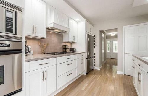 Downtown Columbus House | Short North Home 4BR w/backyard- 2 car garage in very safe neighborhood