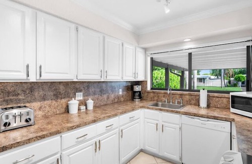 East Fort Lauderdale House | SHORT WALK TO BEACH AND RESTAURANTS HEATED POOL