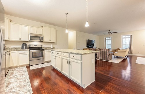 Downtown Eastside House | Short walk to Downtown and Lane Stadium!
