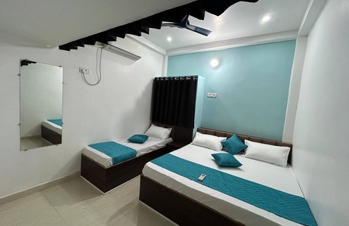 Varanasi Bed & Breakfast | SHREE GOMUKH RESIDENCY Guest house located near to river bank & temple, 250 mtrs