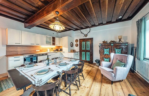 Altaussee Apartment | Sieglgut: Strauss Suite | Kitchen | Parking