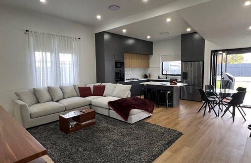 Broken Hill House | Silver City Luxe, 4 bedroom, 2 bath, perfect for couples, families, or groups