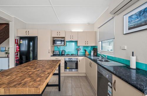 Silver Sands House | Silver Myrtle Shack - Aldinga Beach - C21 SouthCoast Holidays