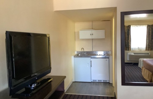 Dodge City Apartment | Silver Spur Vintage Inn & Suites