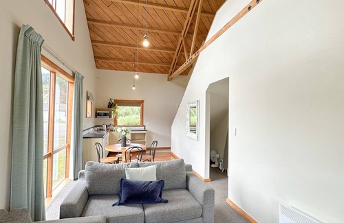 Stokes Valley Hotel | Silverstream Retreat