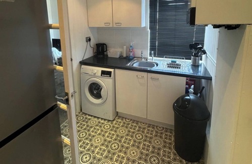 Heaton Apartment | Simonside Apartment - Sleeps 6 -Parking