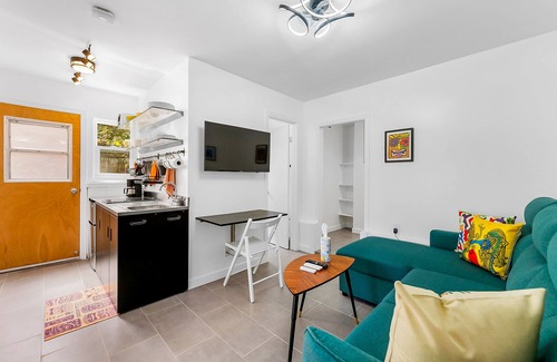 Hawaii Kai Apartment | Simple studio with lanai, standing desk, WiFi & great location near beaches