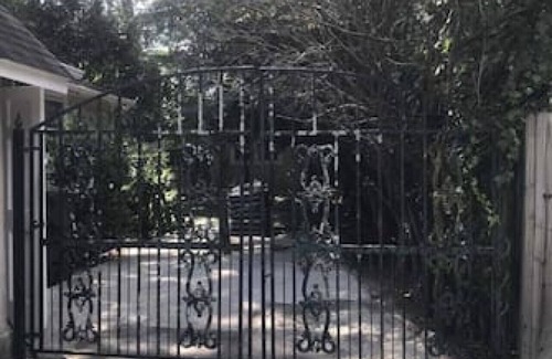 Shandon Apartment | Sims Suite | 1BR 1BA | Downtown