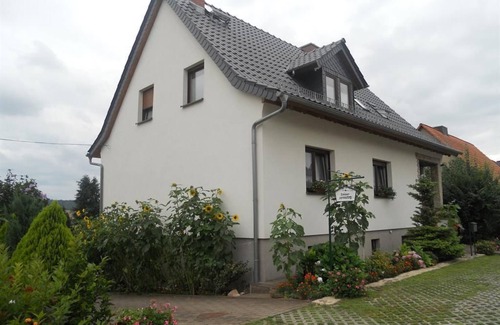 Laucha an der Unstrut Apartment | Single room, shower, WC - Guest house under the vineyards