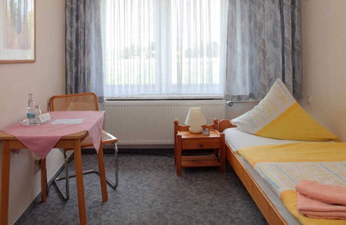 Sangerhausen Cottage | Single Room 1 - Pension and Restaurant Rüssel-Pub