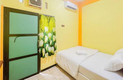 Mojokerto Hotel | Sion Homestay Mitra RedDoorz near Terminal Kertajaya Mojokerto