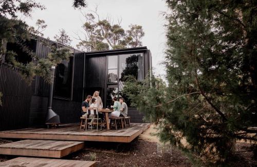 Spring Beach House | 'Sisters=' - Cliff top cabin with hot tub