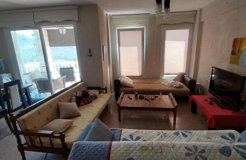 Karaburun Villa | Site icinde yüzme havuzu olan manzaralı villa.