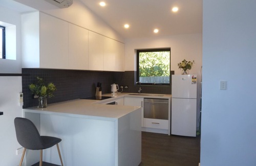 Bridport Apartment | Situated across the road from the beach