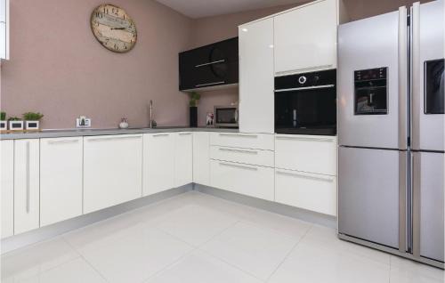 Galovac House | Six-Bedroom Holiday Home In Galovac