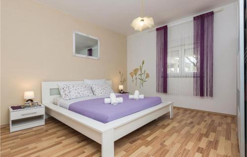 Galovac House | Six-Bedroom Holiday Home In Galovac