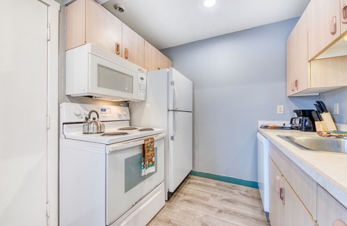 Rockaway Beach House | Six Dog-Friendly Rooms w/Full Kitchens and Kitchenettes - Walk to the Beach