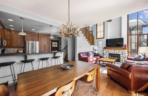 Sun Peaks House | Ski Chalet - Ski-in/out & Private Hot Tub