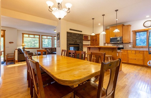 East Kootenay Ski Chalet | Ski In & 10-15 Walk to the Lifts. Hot Tub. A/C.