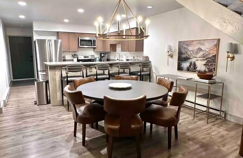Crested Butte Condo | Ski in/Out! 3BR+Loft, Hot Tub/Free Parking & more!