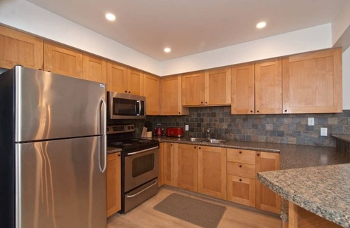 Blackcomb Apartment | Ski in/Ski out - Steam shower - Roof top Hot tub - Air conditioning- Spacious