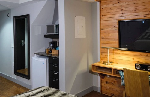 Crosstown Hotel | Skwachàys Lodge