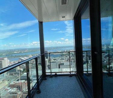 Quartier des Spectacles Apartment | Sky Bridge Spectacular