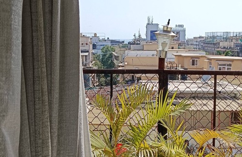 Marine Lines Cabin | Sky StudionClassy place view of Mumbai in Heart of city and tourist place.