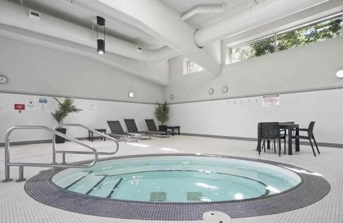 Crosstown House | Skyline Hideaway