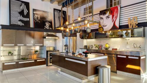 Historic Core House | Skyline Lofts by AvantStay: a multi-level industrial-chic retreat in DTLA with rooftop views soaring ceilings steps to dining music culture