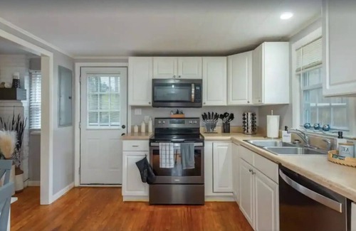 Asheville House | Skyview AVL Hot Tub Fire Pit Full Kitchen
