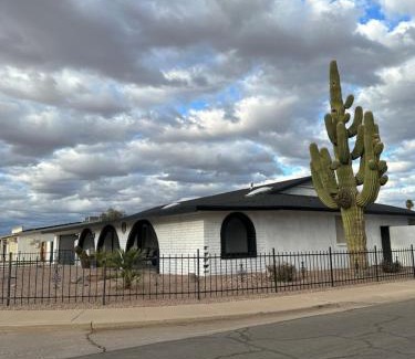 Casa Grande House | Sleek & Spacious Central Oasis