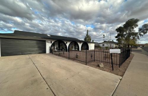 Casa Grande House | Sleek & Spacious Central Oasis