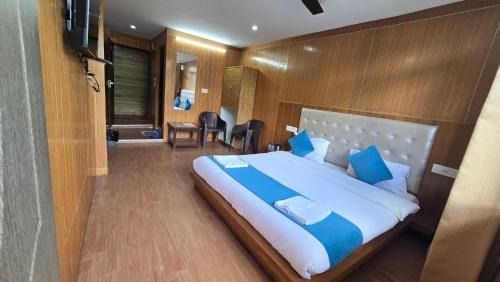 Gobind Dham Hotel | Sleeping Beauty Hotel Moutain view property