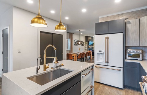 Fountain Square House | Sleeps 14 2x Master King Bedrooms Unique rooftop Mins to Conv Center