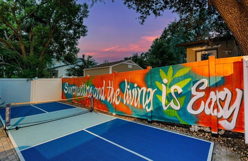 Largo House | Sleeps 18 - Heated Pool-Pickleball-Hot Tub-Gym-Sauna