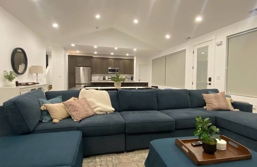 Sweetwater House | Sleeps 20+, Fire Pit, Game Room, Ideal Beach Pass, Private Hot tub