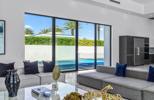 Indio Villa | Sleeps 23 | Pool, Hot Tub, & Putting Green | Minutes to Golf | Bravo Villa #7
