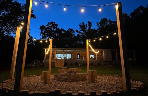 Homer House | Sleeps 24, HGTV Quality, Private Cul-de-sac Lakehouse on Lake Claiborne