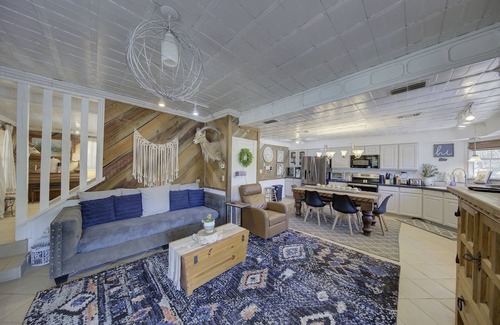 Ingram House | Sleeps 25, 5 Homes, Fire pit, Spring Fed Waterfront