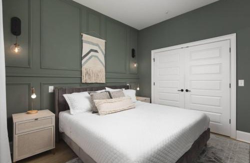 Portsmouth House | Sleeps 32 Only 10 minutes to Broadway 4 Condos Side by Side