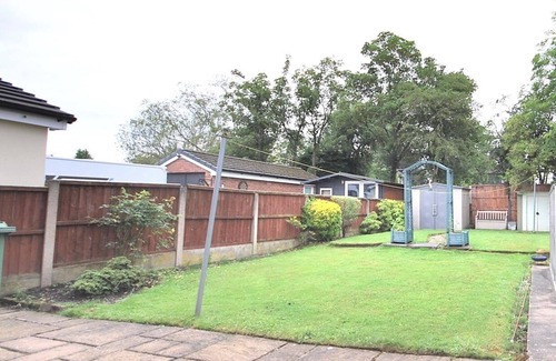 St. Michael's House | Sleeps10-garden-freeparking-bbq-familyfriendly