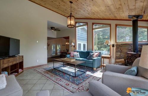 Alyeska House | Slopes & Spokes-Alaska with Large HOT TUB