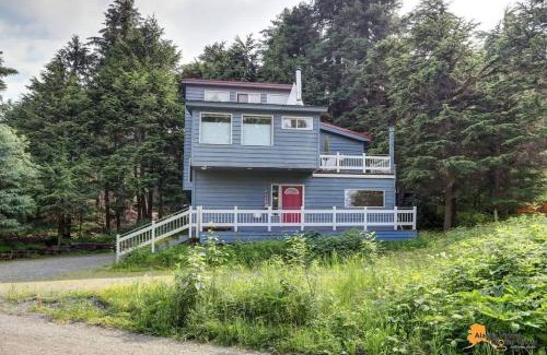 Alyeska House | Slopes & Spokes-Alaska with Large HOT TUB