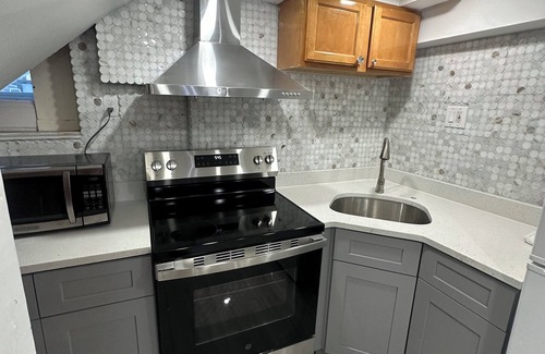 West Codman Hill - West Lower Mills House | Small Cozy 2 bedroom Unit in Boston.