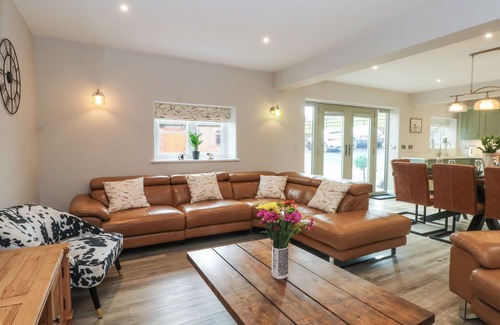 Endon Cottage | SMALL LANE BARN, family friendly, character holiday cottage in Endon