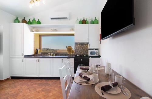 Espirito Santo Apartment | 'Small' Room with Mountain View, Wi-Fi and Air Conditioning