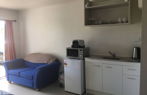 Omapere Apartment | Sneezle Beezle Studio Apartment