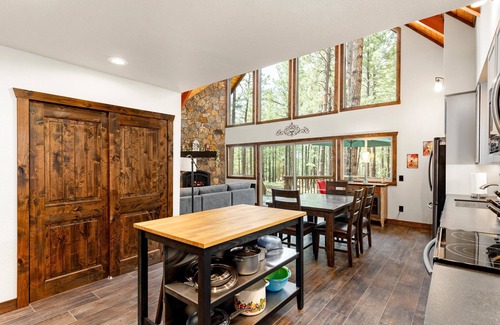 Williams Cabin | Snow Time Whimsical Forest Retreat for Family, Friends w/AC